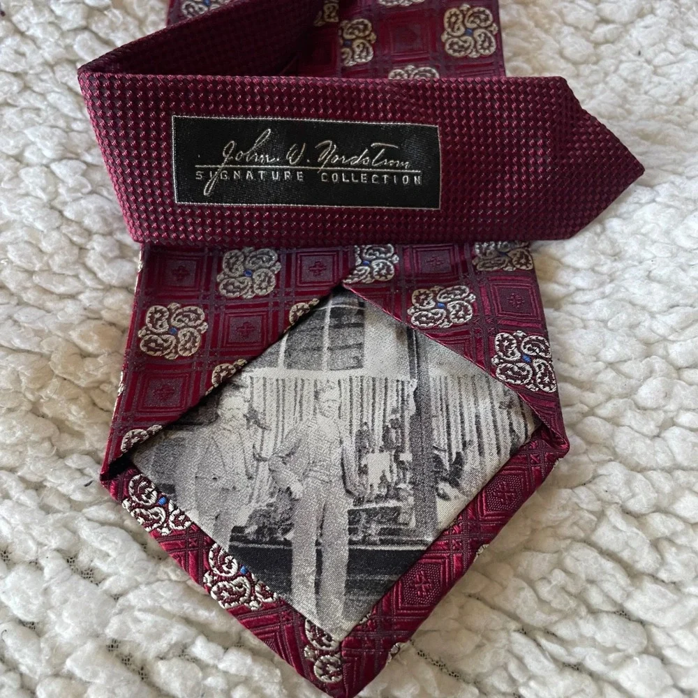 John W. Nordstrom Signature Collection clsssic Silk‎ Tie Red medallion textured